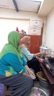 Kegiatan memasak menu PMT lokal oleh kader Sanggrahan