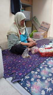 Kegiatan memasak menu PMT lokal oleh kader Sanggrahan