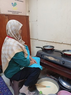 Kegiatan memasak menu PMT lokal oleh kader Sanggrahan
