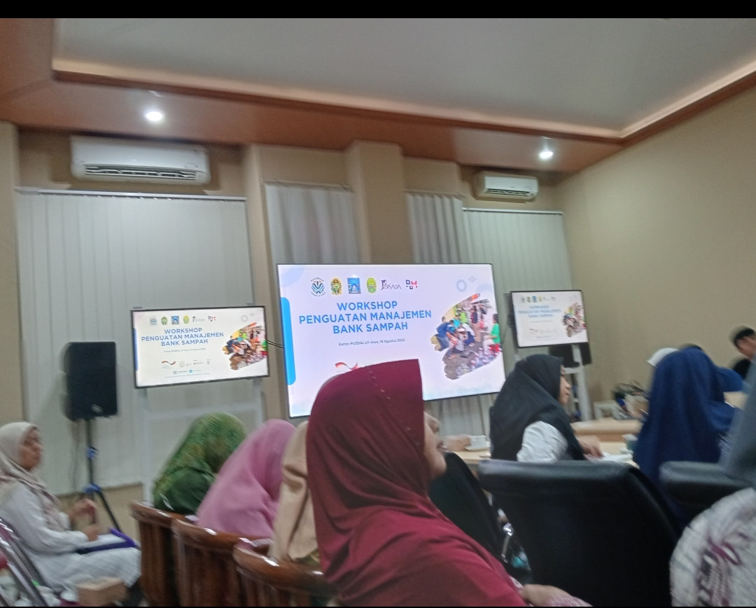 Kader padukuhan Karanganyar mengikuti workshop pengelolaan sampah