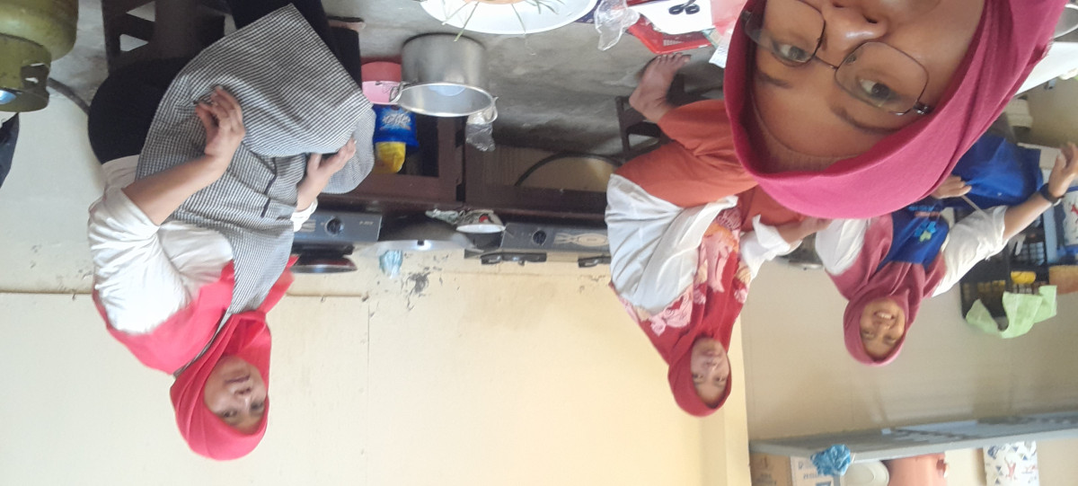 proses memasak PMT lokal utk Bumil oleh kader Krajan