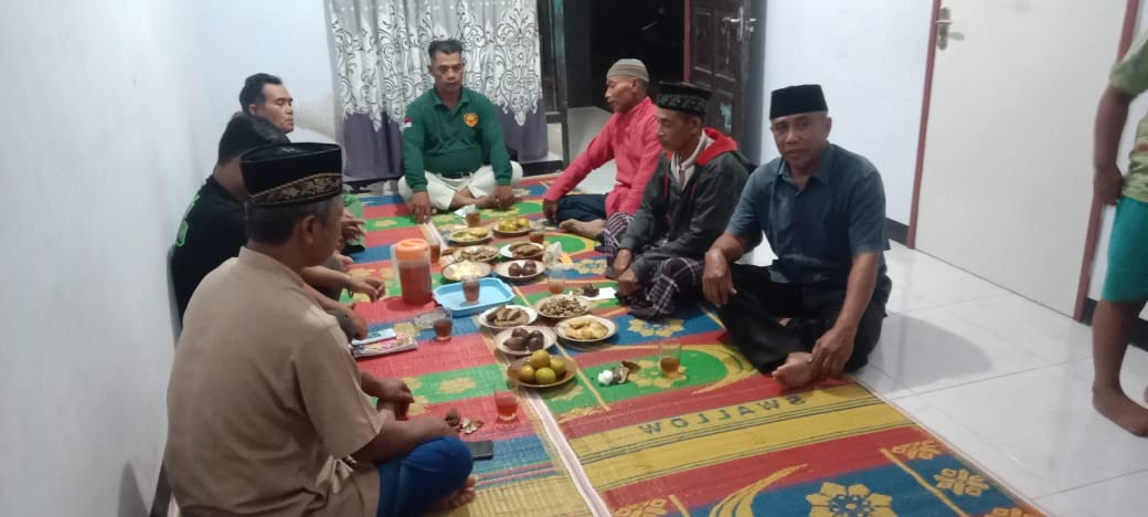 Pertemuan rutin minggu  legi malem Senin pahing linmas pedukuhan Malangrejo