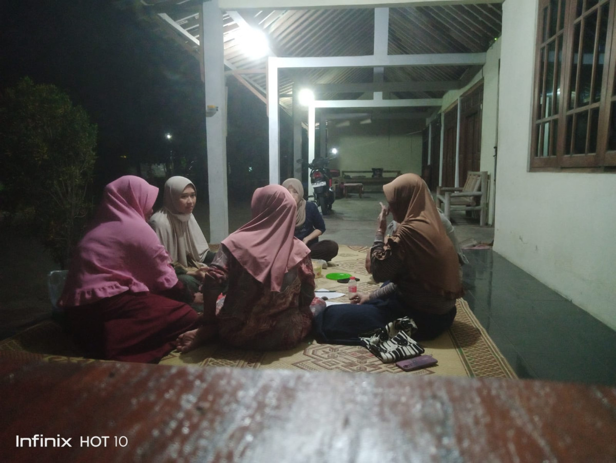 Koordinasi tim RT 02 untuk lomba masak antar RT