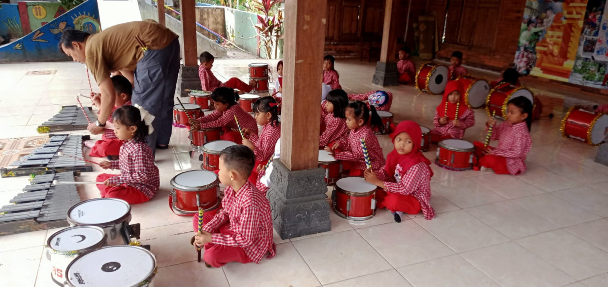 Kegiatan latihan Drumband TK Tunas Bhakti Malangrejo