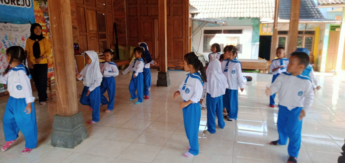 Latihan tari angguk TK Tunas Bhakti Malangrejo kelompok