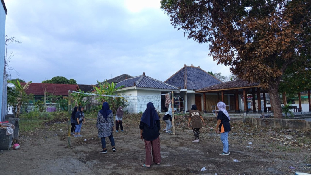 Latihan Voli Air RT 02 Untuk Persiapan Lomba 17an Padukuhan Pokoh