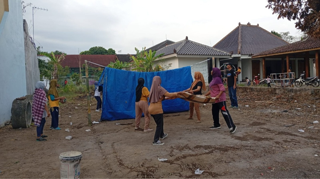 Latihan Voli Air RT 02 Untuk Persiapan Lomba 17an Padukuhan Pokoh
