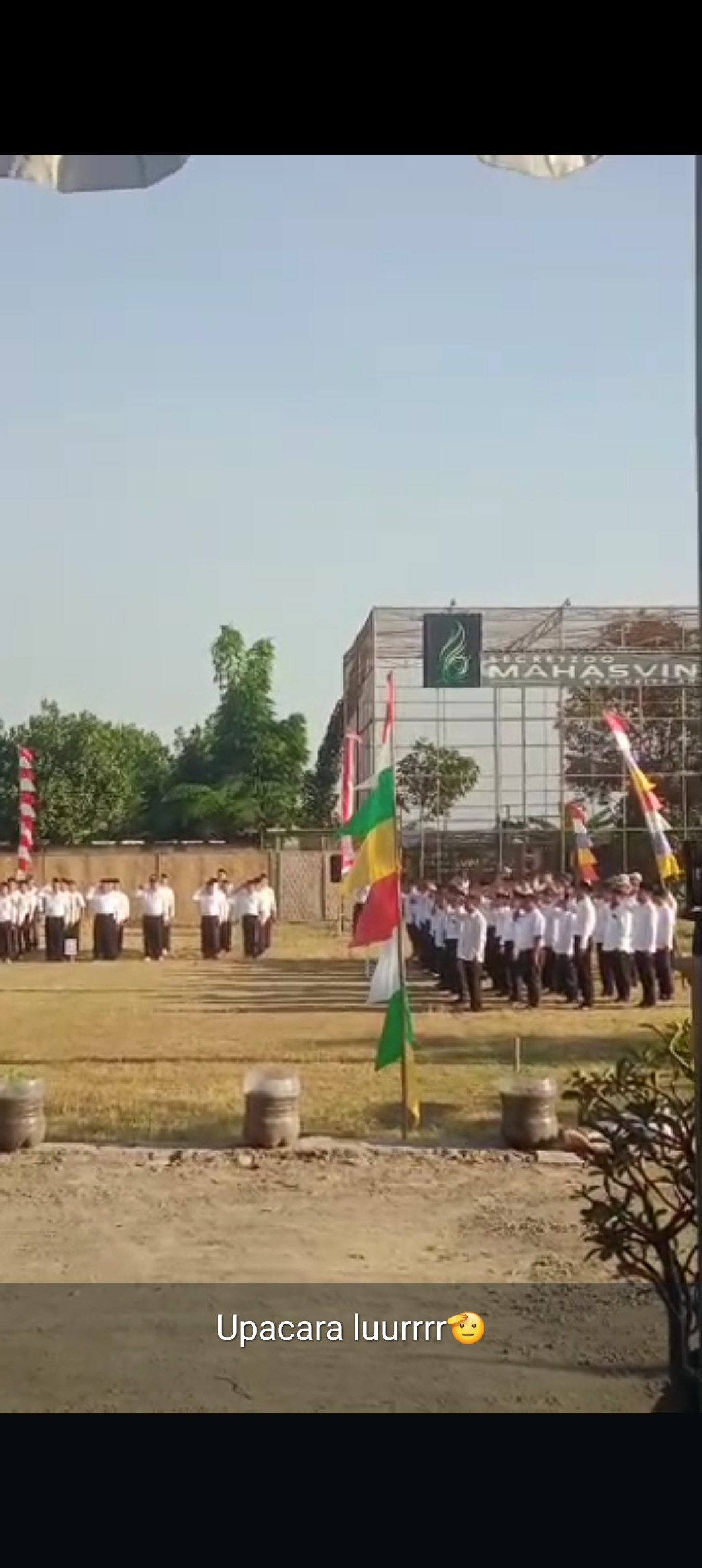 Kegiatan upacara penurunan bendera memperingati HUT RI ke 80 dilapangan gebang Jetis wedomartani