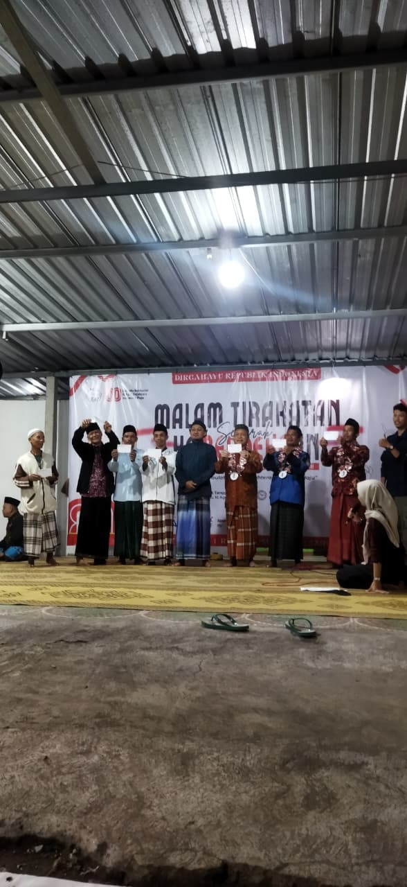 Pemberian hadiah juara lomba voli bapak bapak warga RW 38