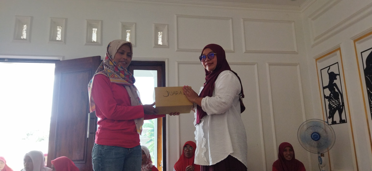 Pemberian hadiah juara lomba estafet