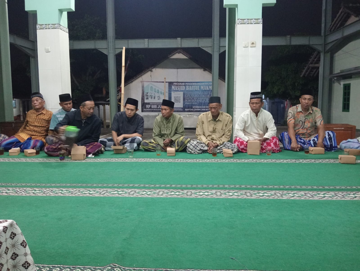 Pengajian rutin setiap malam Jumat legi yg dihadiri seluruh bapak bapak warga gebang Jetis Wedomartani