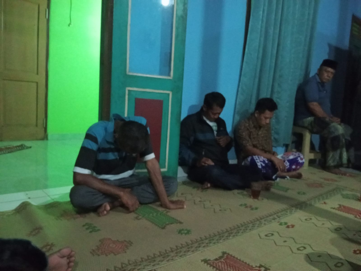 Kegiatan pertemuan bapak bapak setiap malam Sabtu pahing dirumah BpK Suratno RT 05 gebang Jetis wedomartani