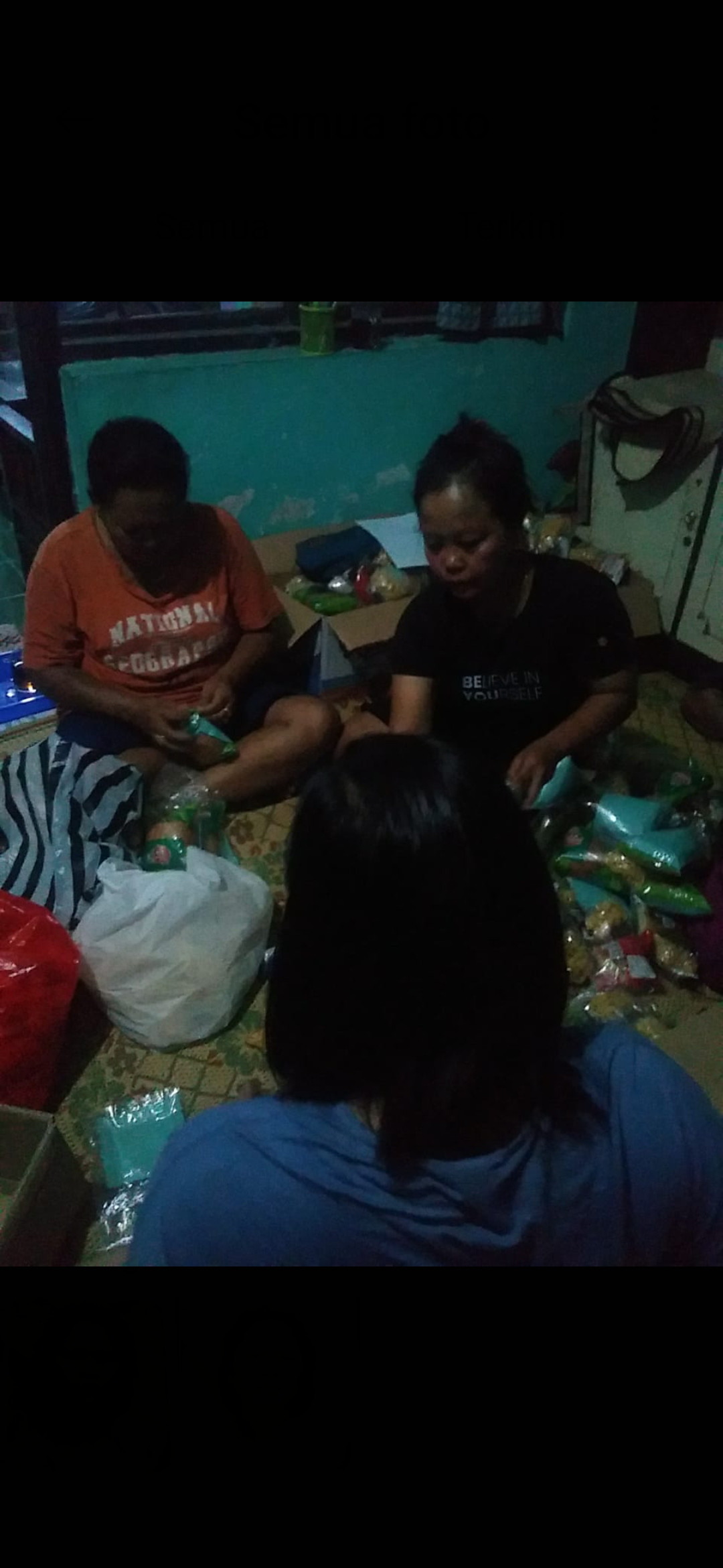 Membungkus snak persiapan untuk jalan sehat. Babadan