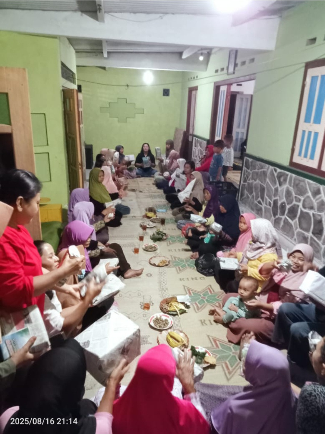 Tukar Kado Malam Tirakatan Warga RT 01 Pokoh