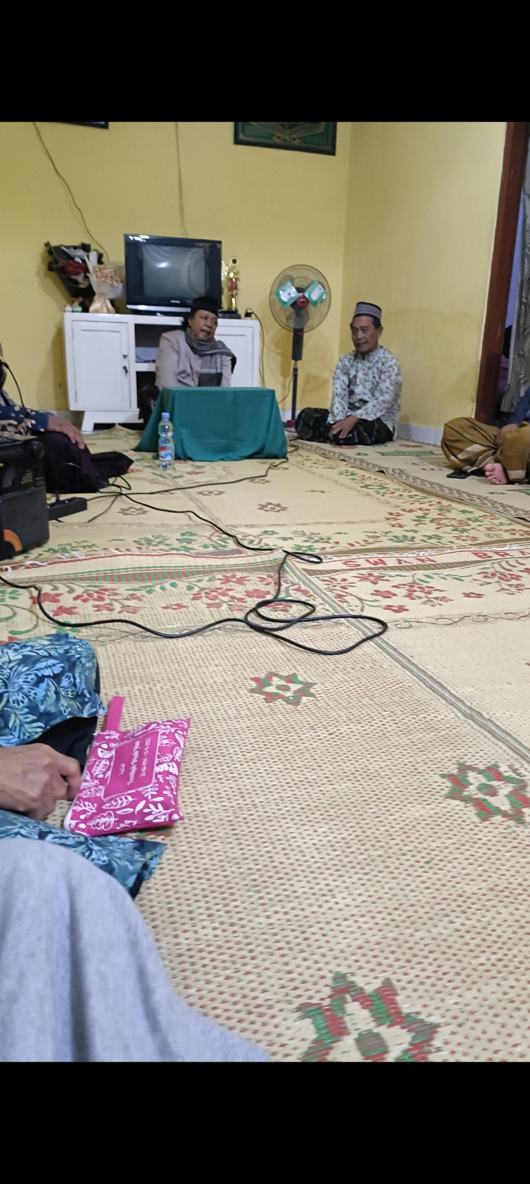 Kegiatan pengajian rutin malam kamis dirumah ibu Sarini yg diisi ustad Ahamd sudarmajii gebang Jetis wedomartani