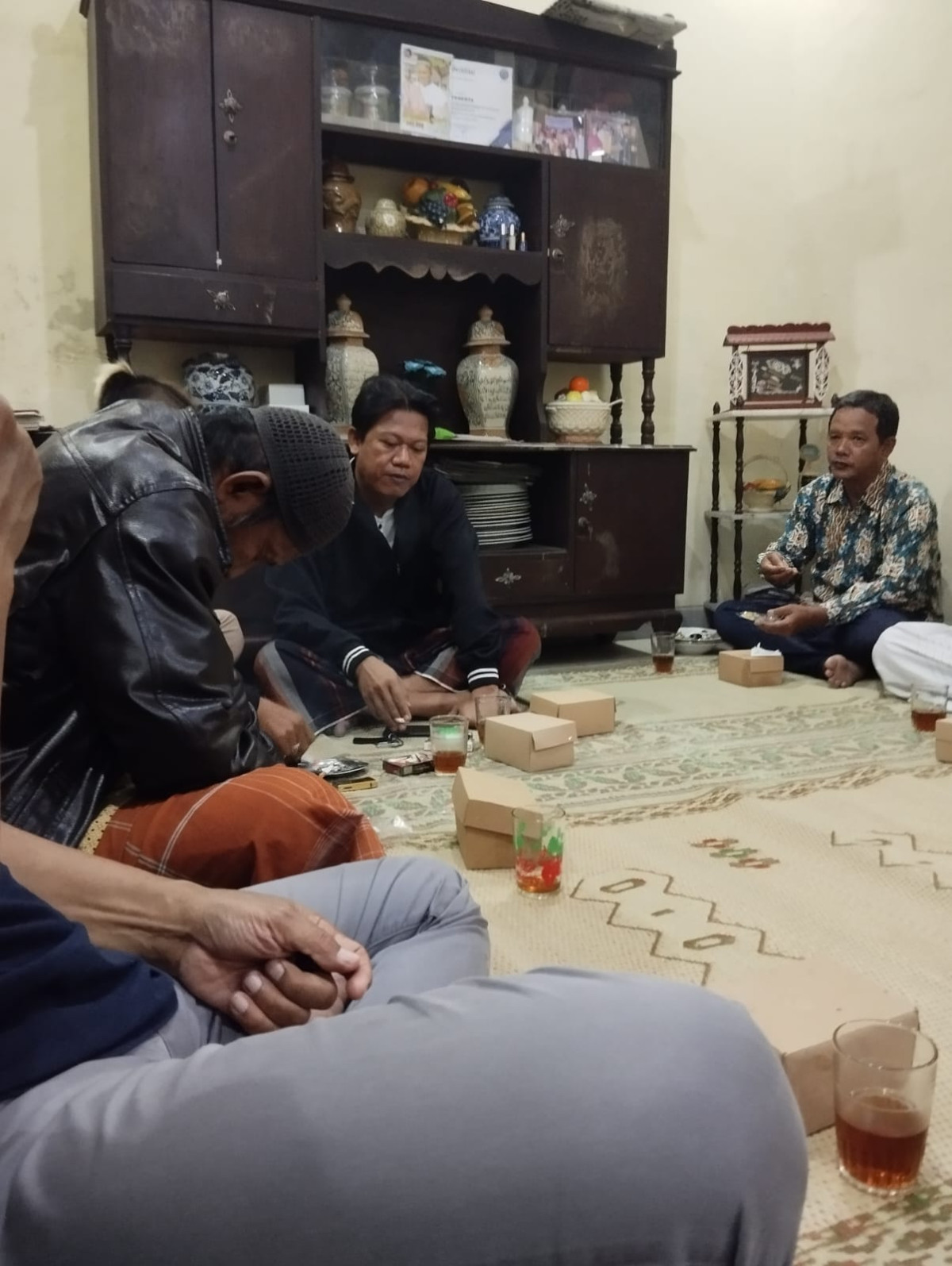Kegiatan pertemuan rutin bapak bapak warga RT 006  setiap malam kamis pahing bertempat di rumah bapk mujimin gebang Jetis wedomartani