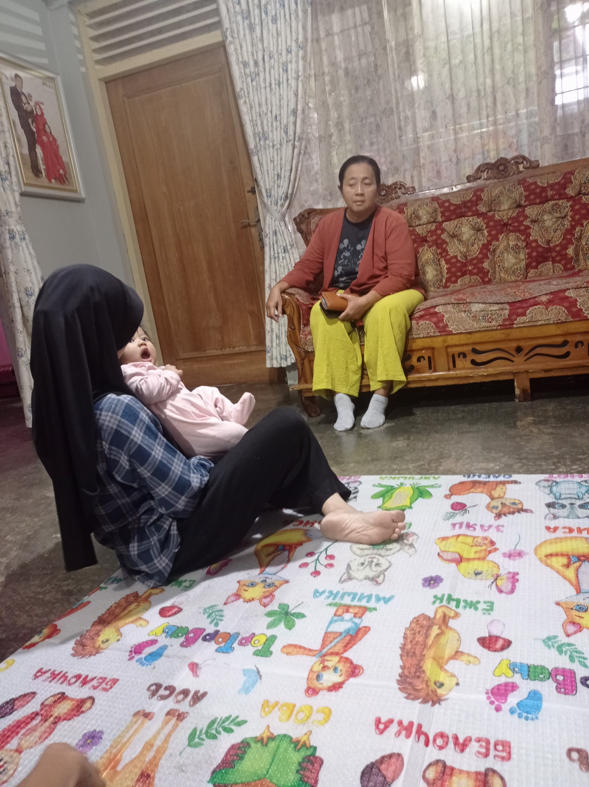 Menengok tetangga yang sakit. Warga Babadan