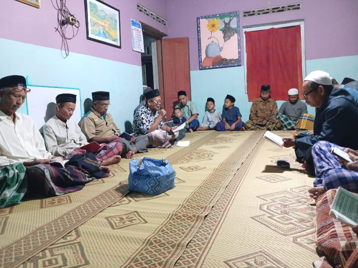 Amalan rutin mlm jumat yasinan warga rw 01 warga gedongan lor