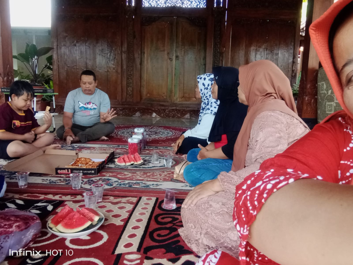 Kegiatan sosial ibu ibu perwakilan dari dasawisma RT 02  Padukuhan Malangrejo