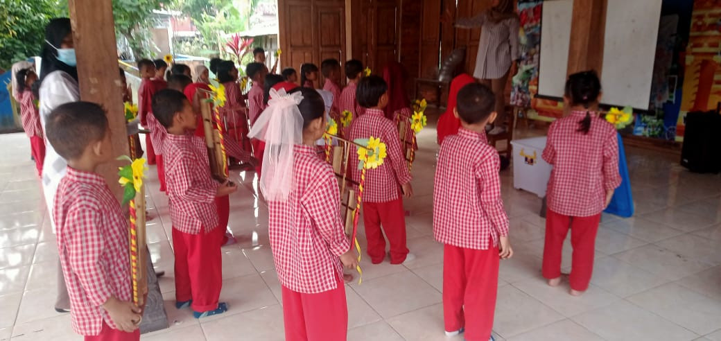 Latihan angklung TK TUNAS BHAKTI kelas B1 dan B2  Padukuhan Malangrejo