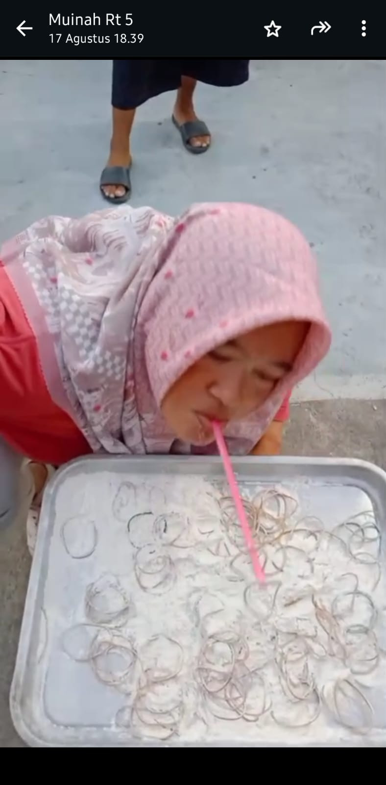 Lomba memindahkan karet antar ibu2 dawis rw 35 Nglarang Malangrejo