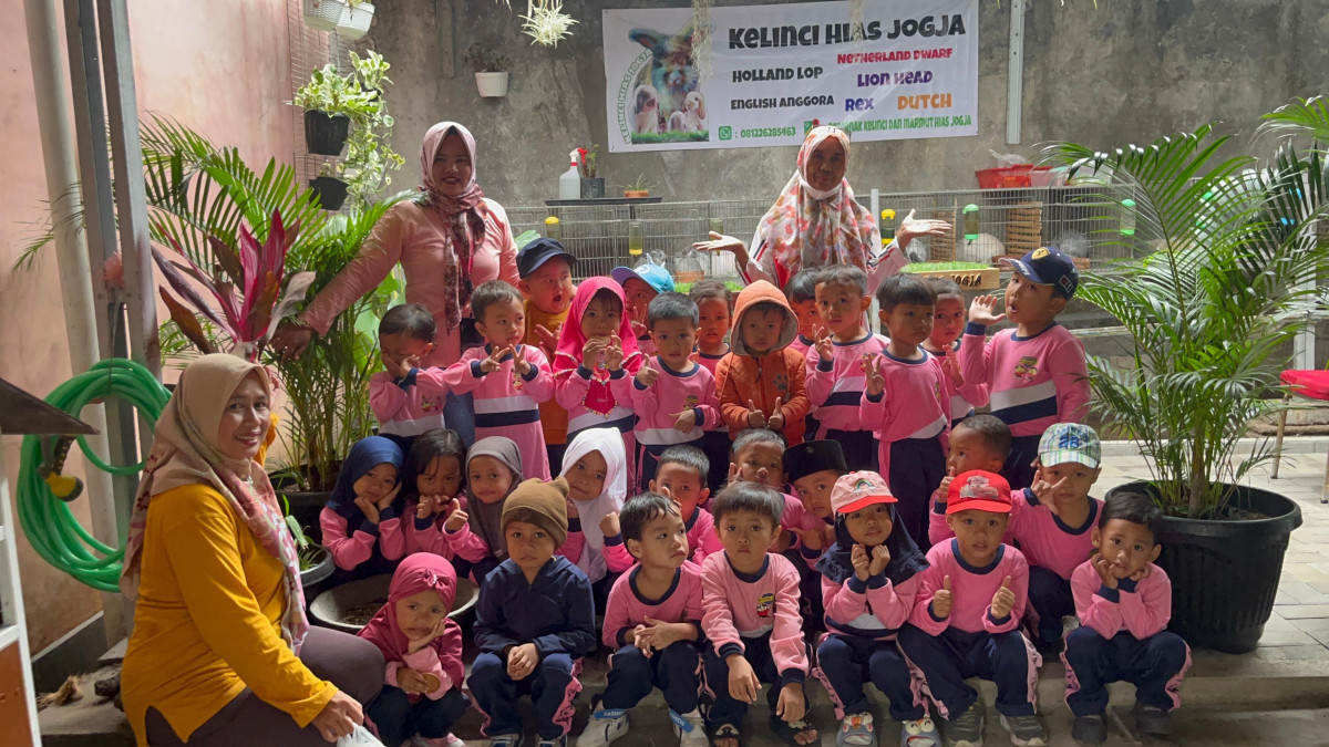 Sambang sapa masyarakat  dan melihat peternakan  kelinci di rumah mas eko rt 3 malangrejo