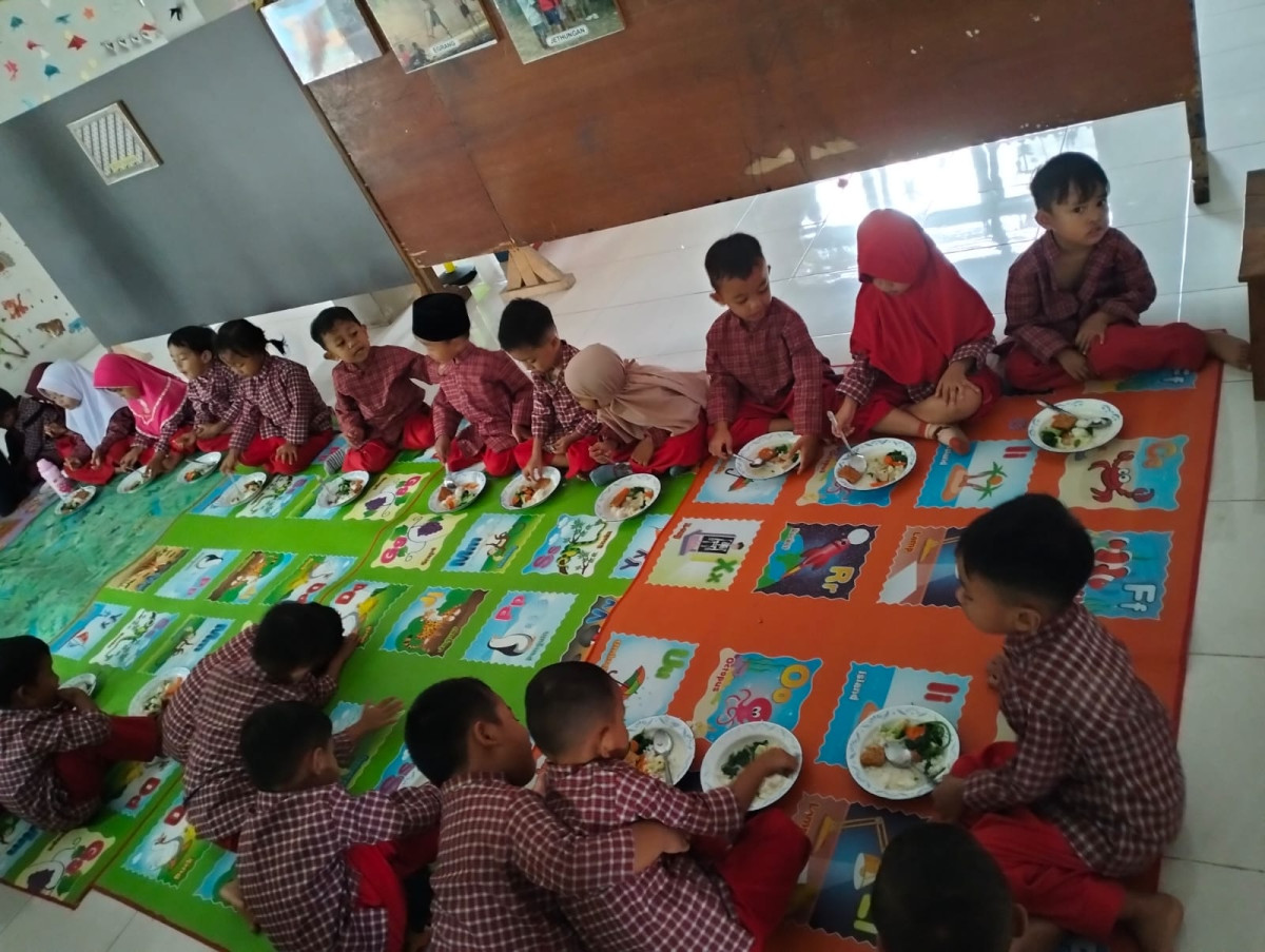 Kegiatan makan bersama membuat dan makan sayur sup di KB PKK Mutiara Hati Malangrejo