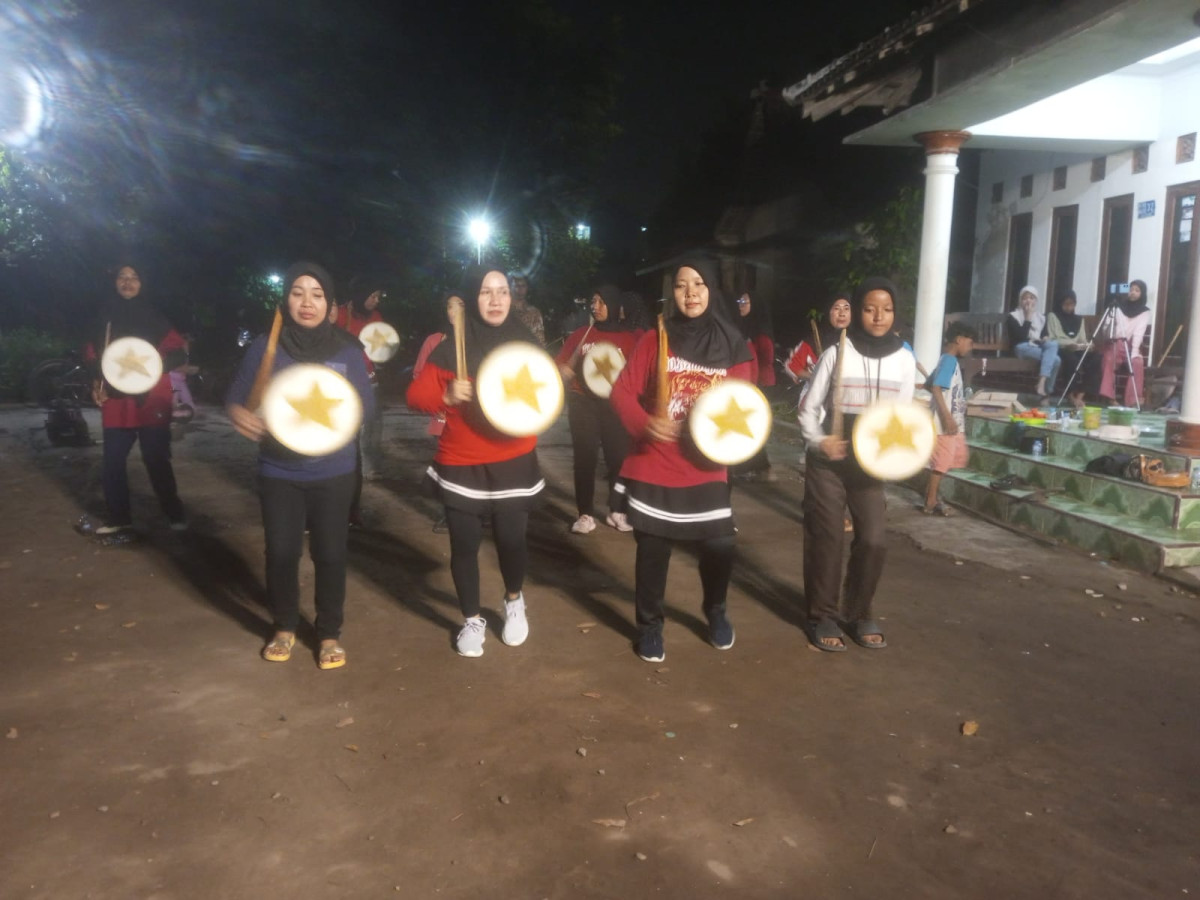 Latihan seni sholawat badui ibu2 rw 35 nglarang malangrejo dalam upaya melestarikan kebudayaan islami