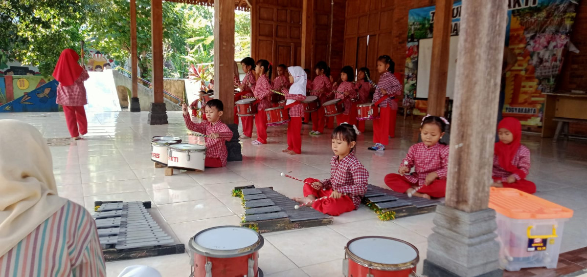 Latihan drumband TK Tunas Bhakti Malangrejo