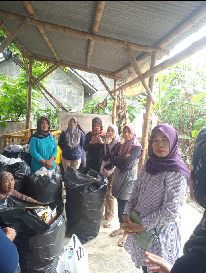 Kegiatan bank sampah Resik Asri Karanganyar