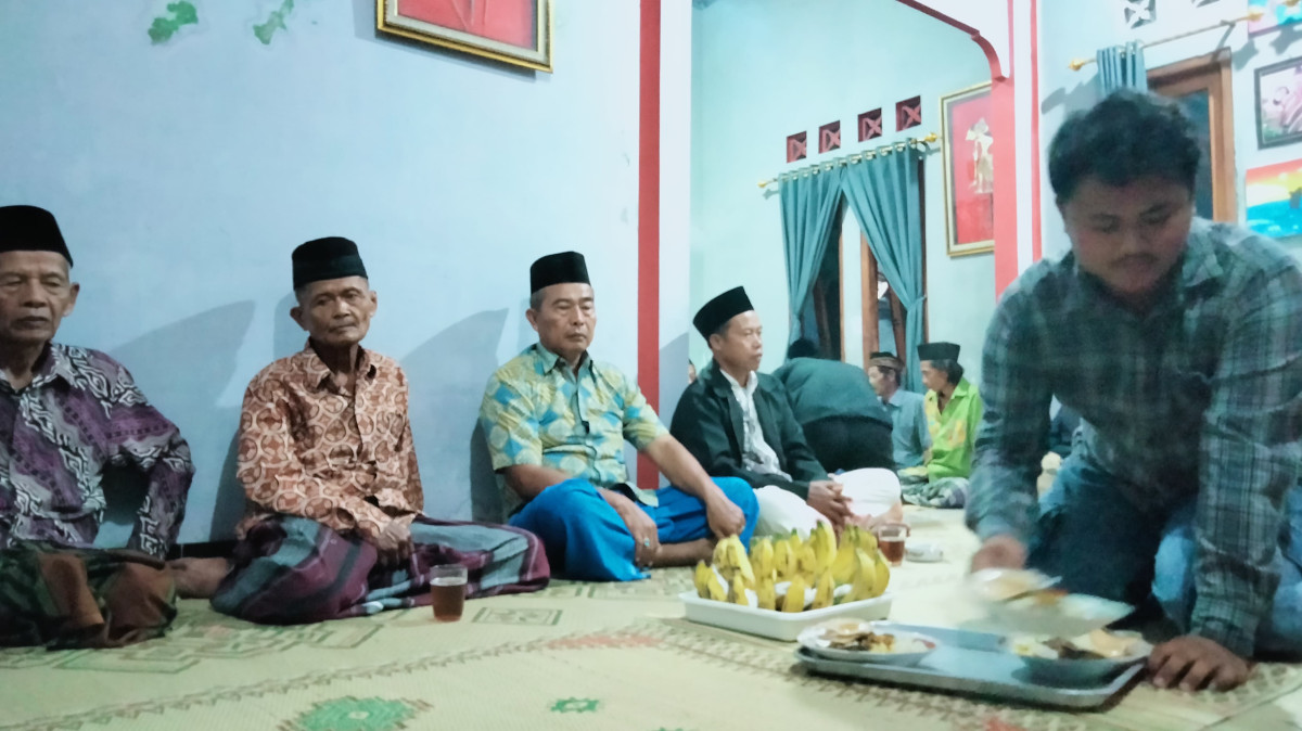 Tahlil peringatan 1000 hari meninggalnya ibu Mardiyono warga Tonggalan