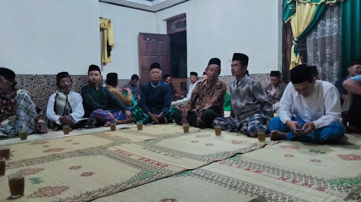 Tahlil peringatan 1000 hari meninggalnya ibu Mujiharjo warga Tonggalan