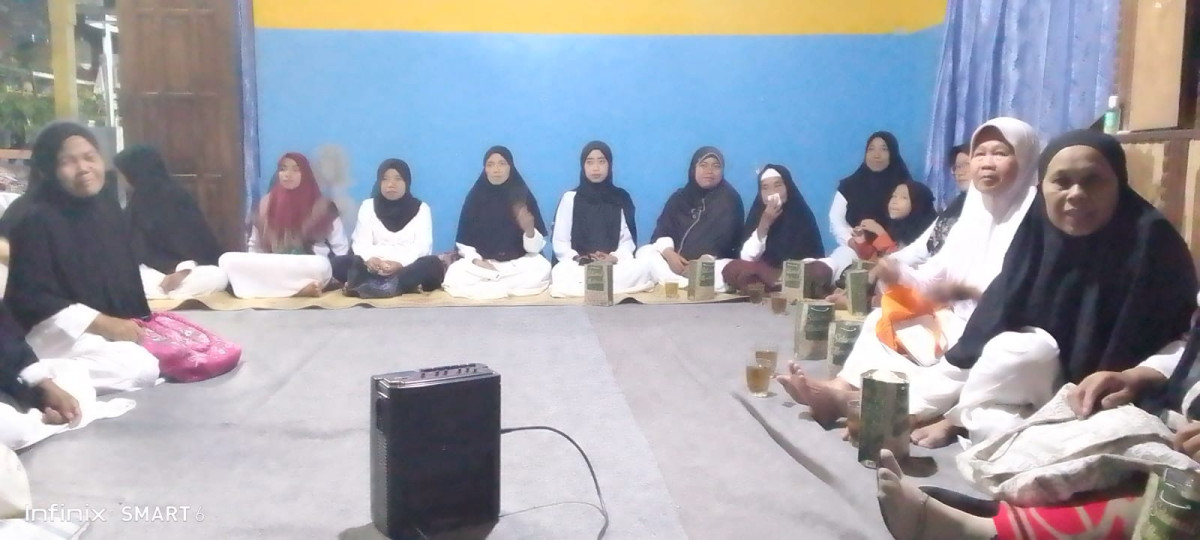 Kegiatan yasinan rutin setiap malam Jumat oleh ibu ibu warga RT 03 Jetis wedomartani