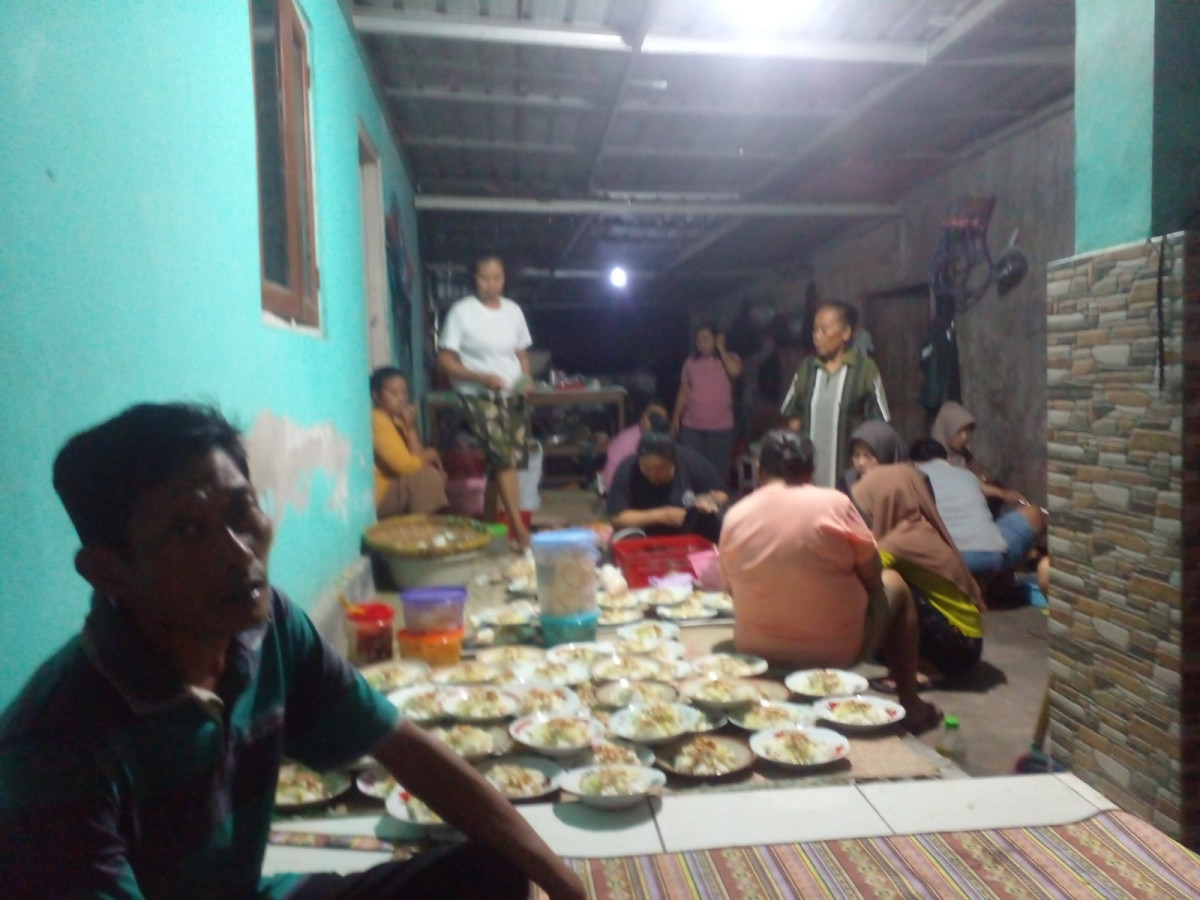 Ibu2 RT 4 Rewang dalam acara muludan . babadan