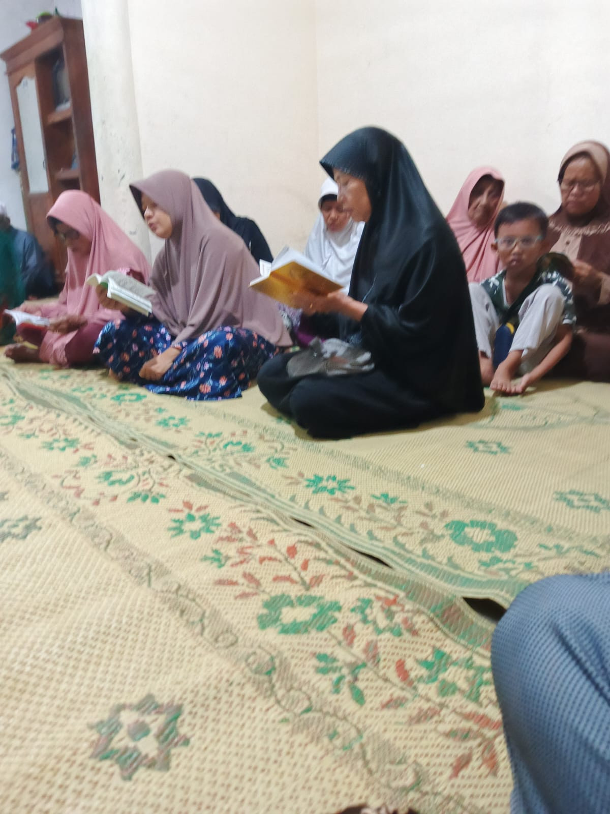 Amalan rutin yasinan rw o1 warga gedongan lor