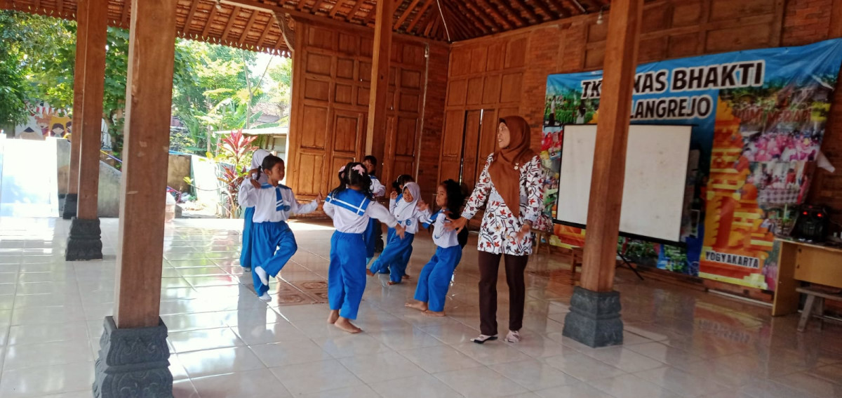 Latihan menari   TK Tunas Bhakti Malangrejo
