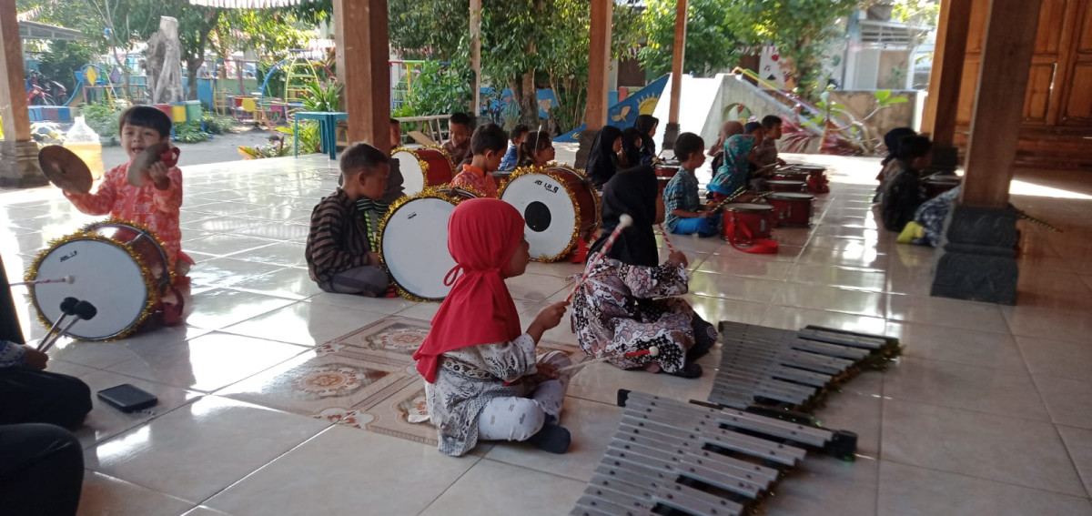 Latihan drumband TK Tunas Bhakti Malangrejo