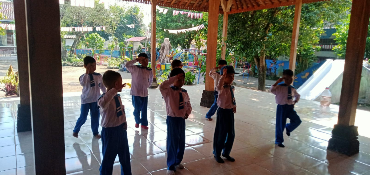 Latihan menari  TK Tunas Bhakti Malangrejo