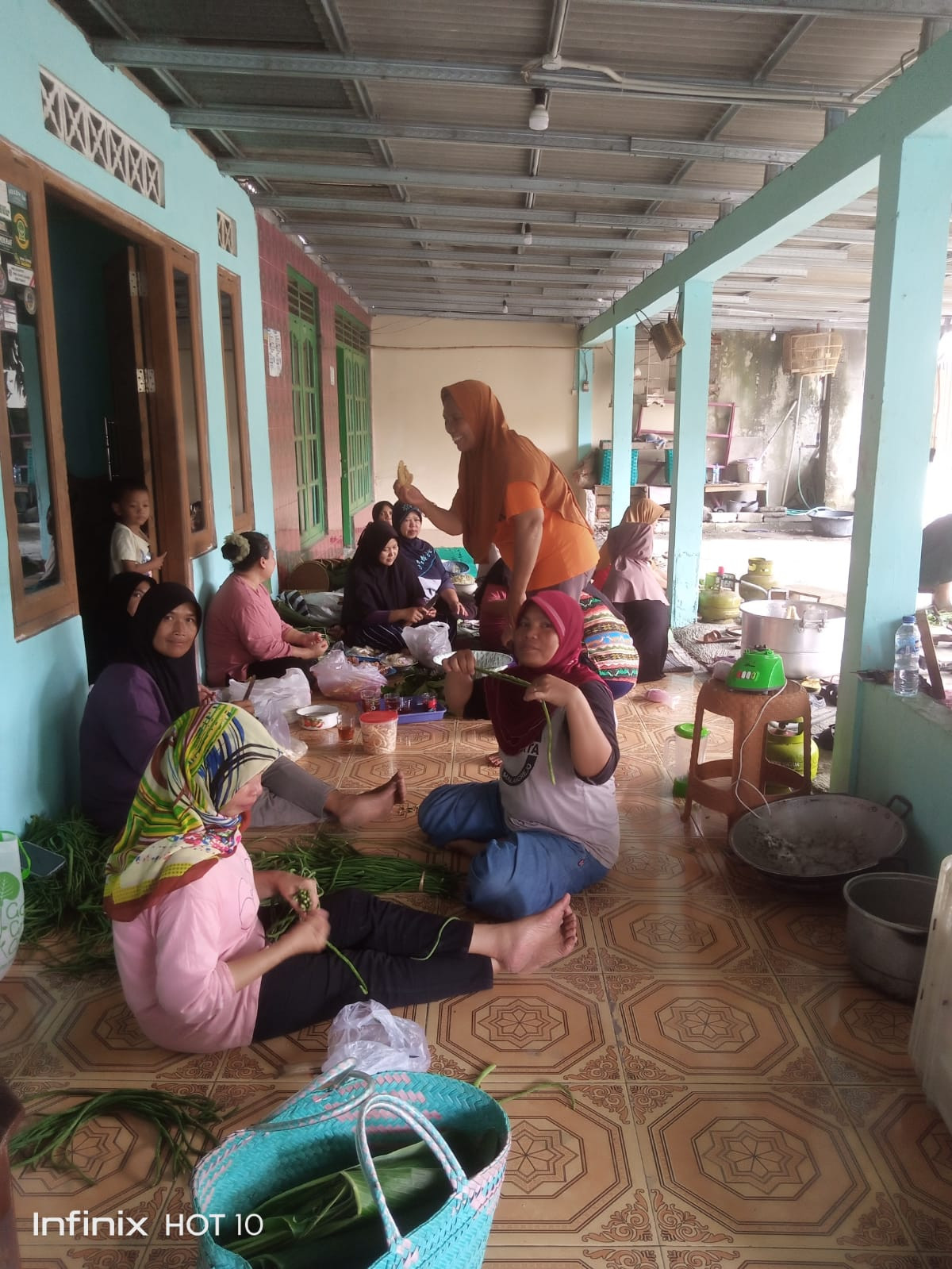 Kegiatan ibu2 RT 02 untuk mempersiapkan kenduri Merti dusun  Padukuhan Malangrejo