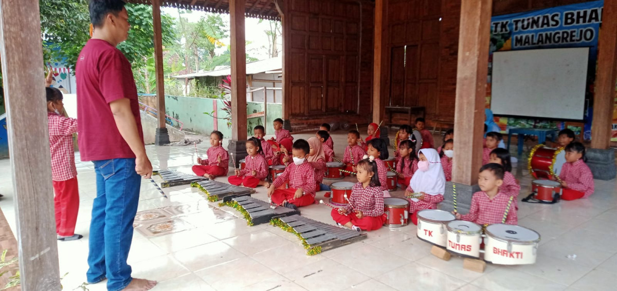 Latihan drumband kelompok B1 dan B2 TK Tunas Bhakti Malangrejo