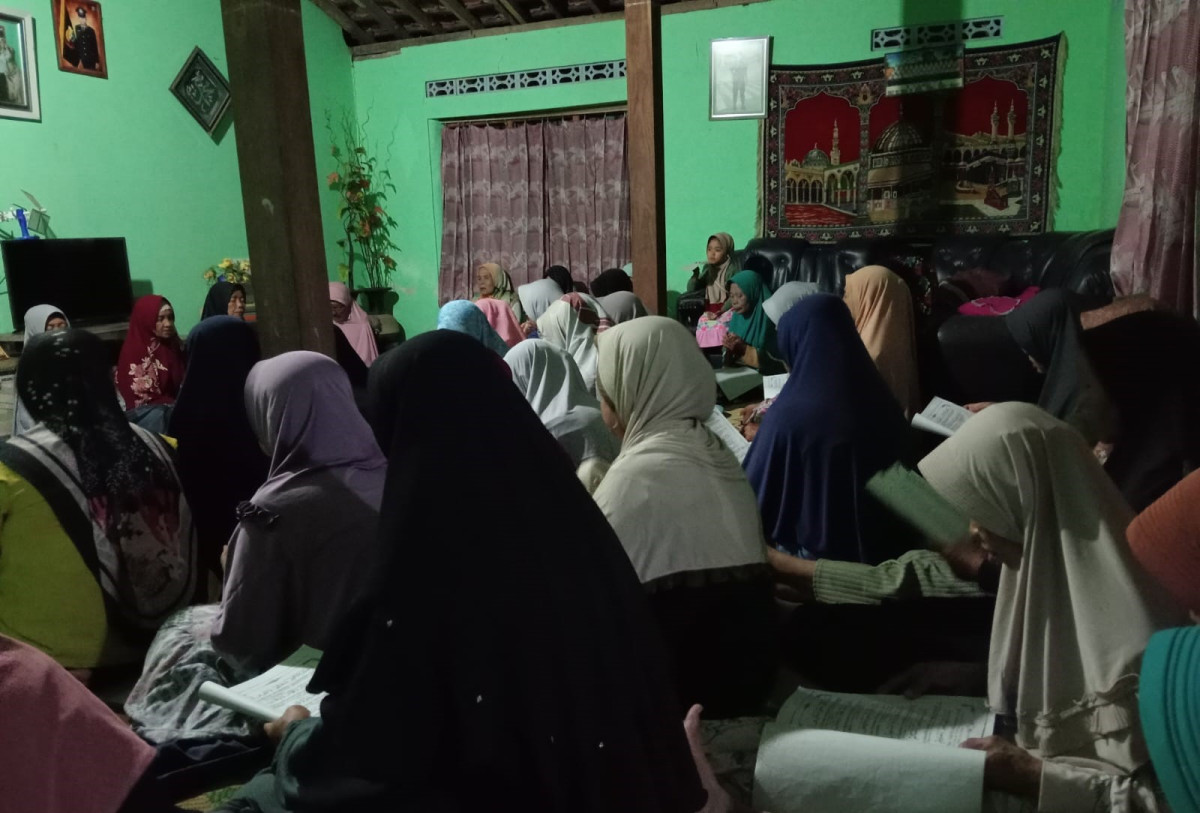 Yasinan Ibu2 Rutin Malam Jumat di Padukuhan Ceper