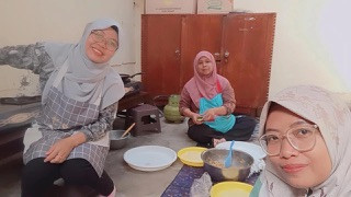 Partisipasi memasak PMT lokal oleh kader Sanggrahan