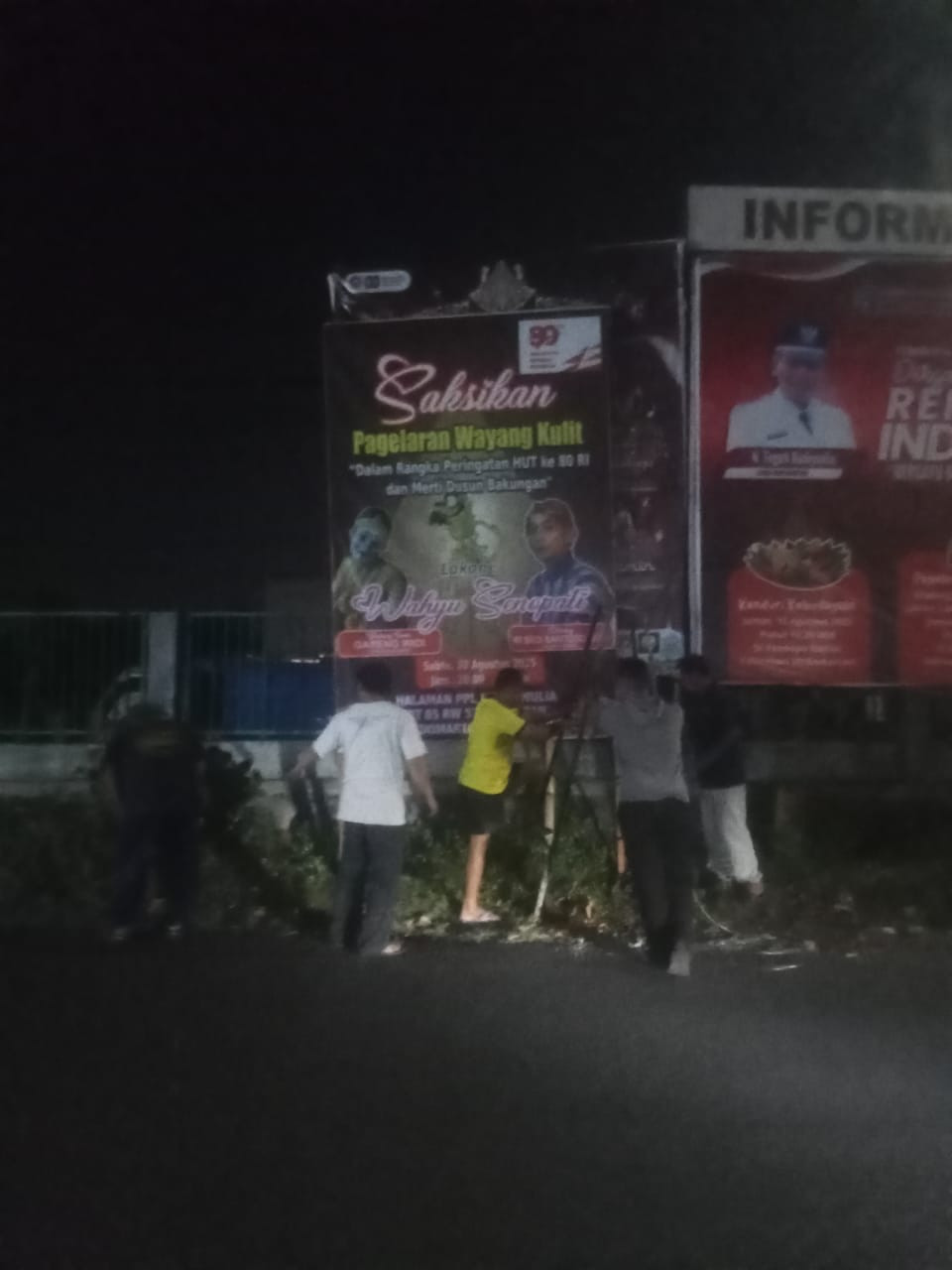 Kerja bakti pemasangan baliho persiapan wayangan Merti dusun padukuhan Bakungan