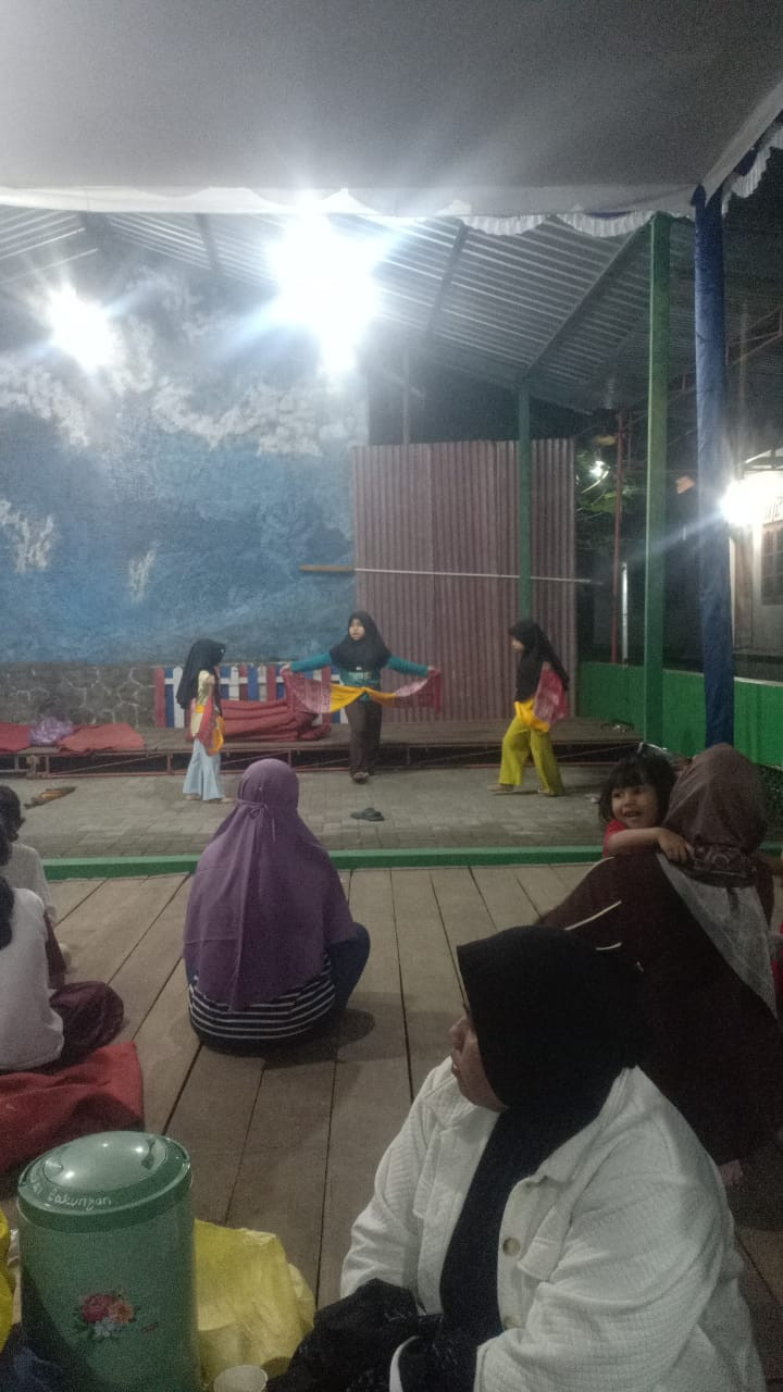 Gladi bersih persiapan penampilan anak anak dalam mengisi pembukaan acara wayangan di padukuhan Bakungan