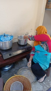 Kegiatan memasak menu PMT lokal oleh kader Sanggrahan
