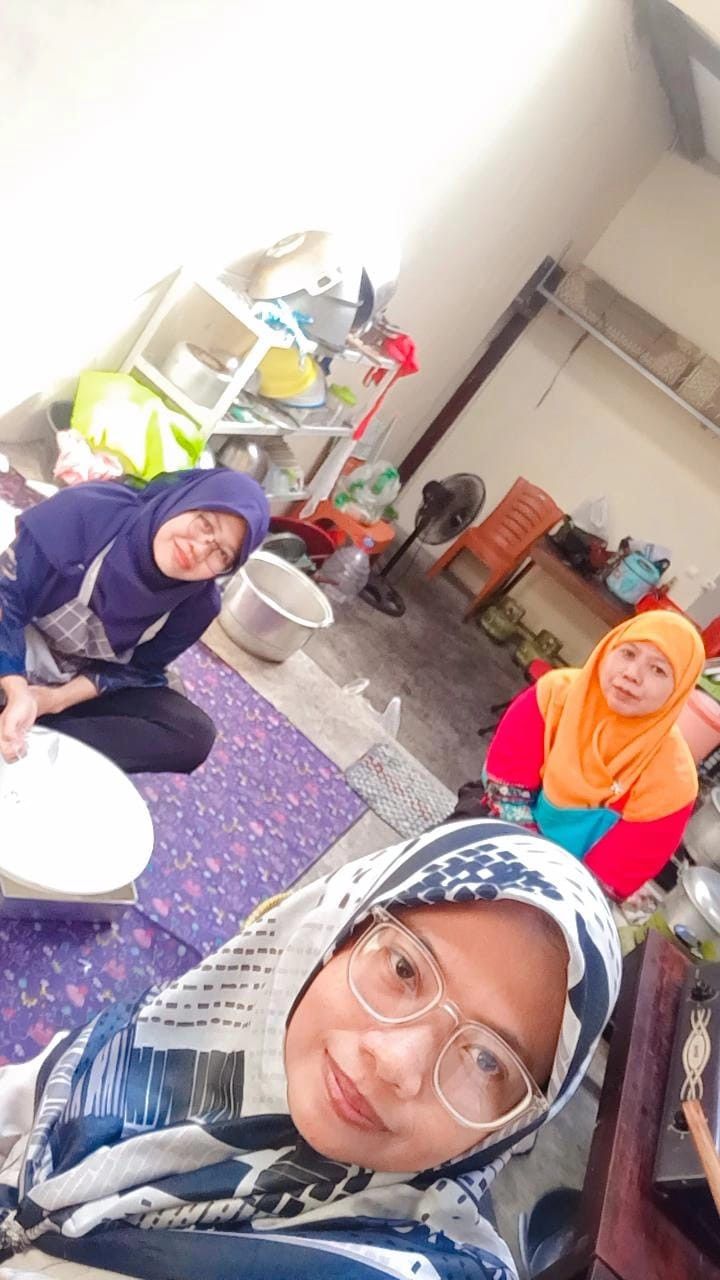 proses memasak PMT lokal utk Bumil oleh kader Krajan