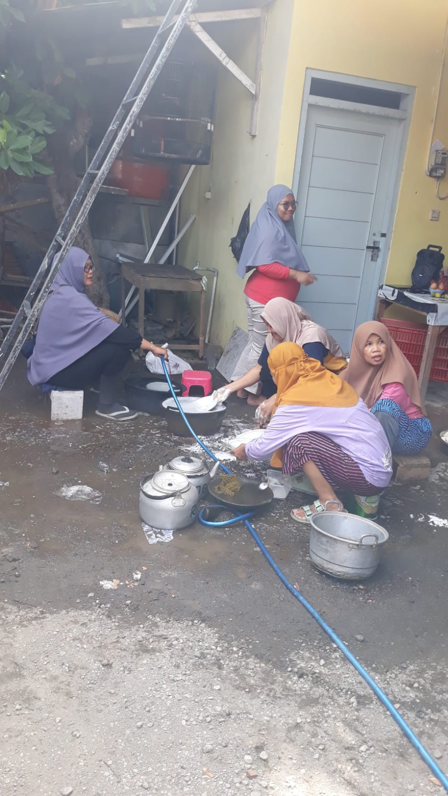 Kegiatan rewang tasyakuran bayi di gebang Jetis wedomartani