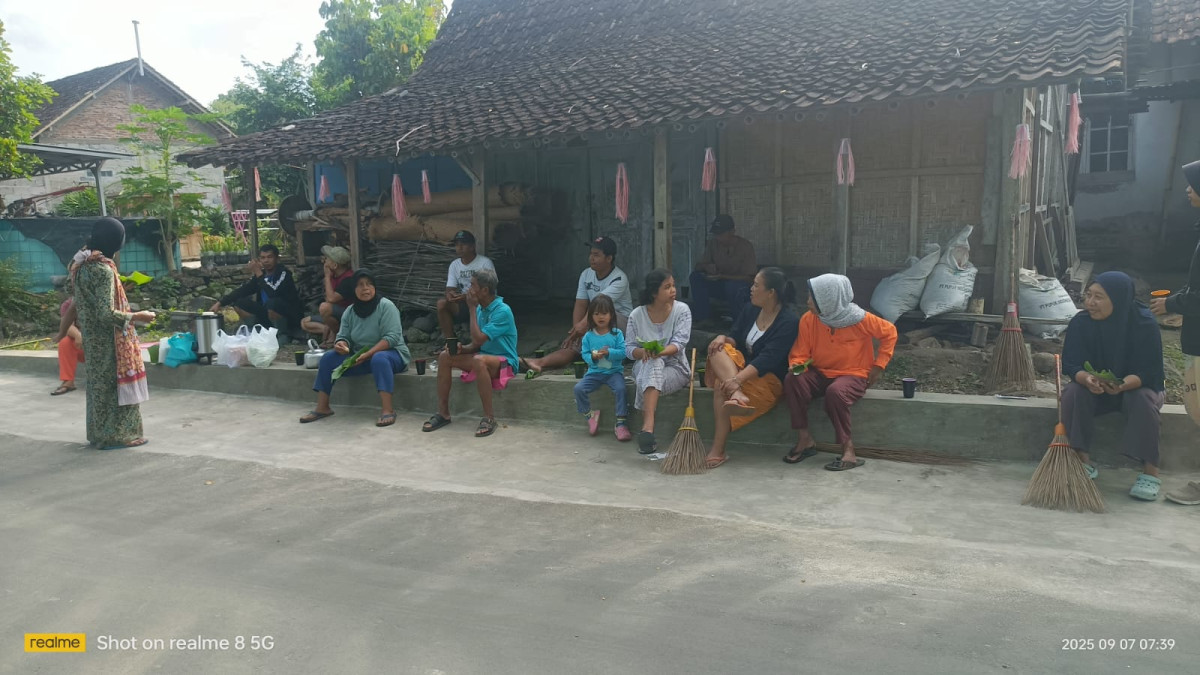 Gotong royong bersih dusun Padukuhan Sawahan Lor