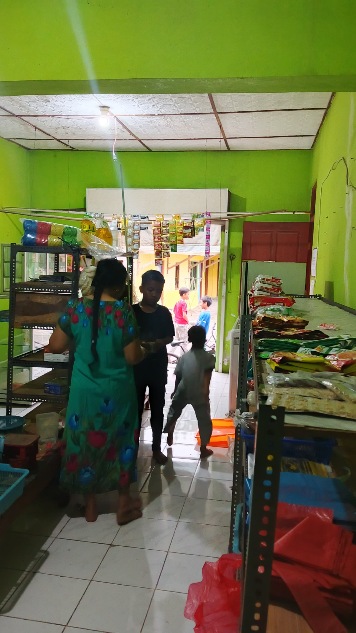 Ada yg membeli di warung sembako warga gedongan lorgedongan lor