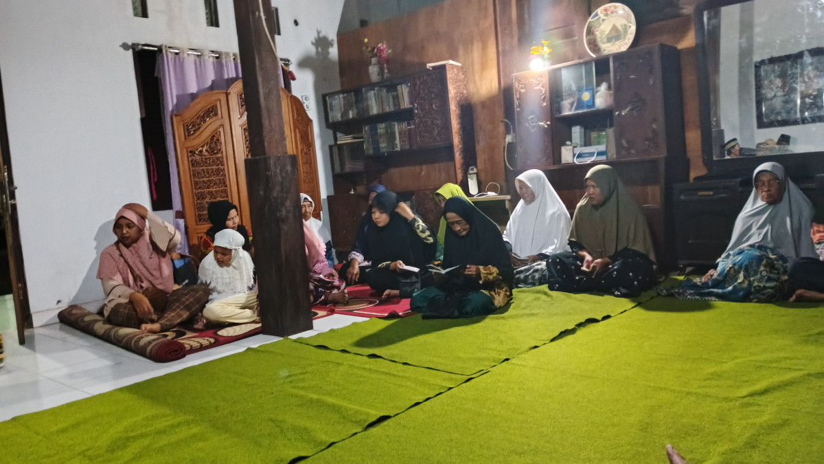 Yasinan amalan rutin mlm jumat ibu2 rw o1 warga gedongan lor